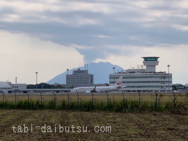 鹿児島空港ビルと桜島