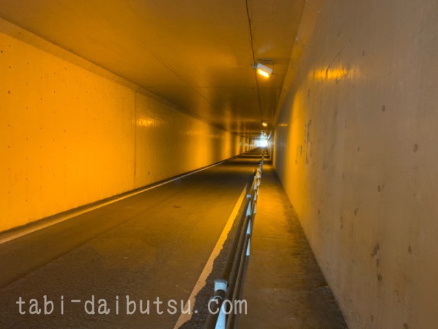 鹿児島空港のトンネル内部