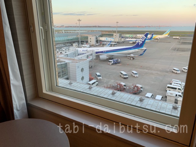 羽田エクセルホテル東急の窓際のソファから見た飛行機