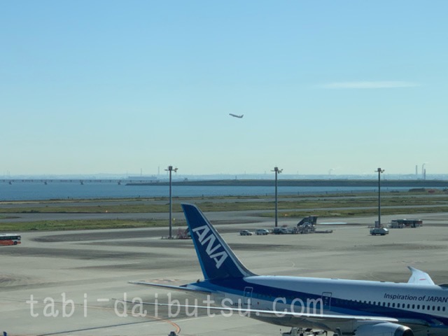 羽田空港D滑走路を飛び立つ飛行機