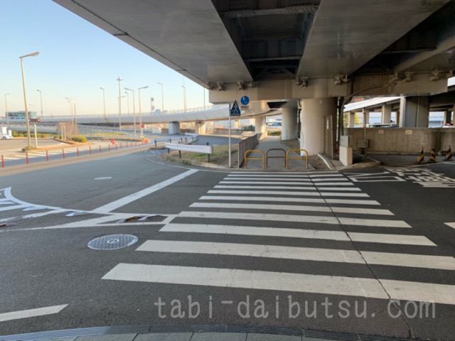 羽田空港第1ターミナルはずれの横断歩道