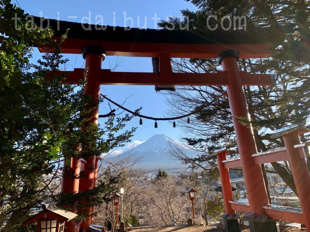 新倉山浅間神社の鳥居越しの富士山