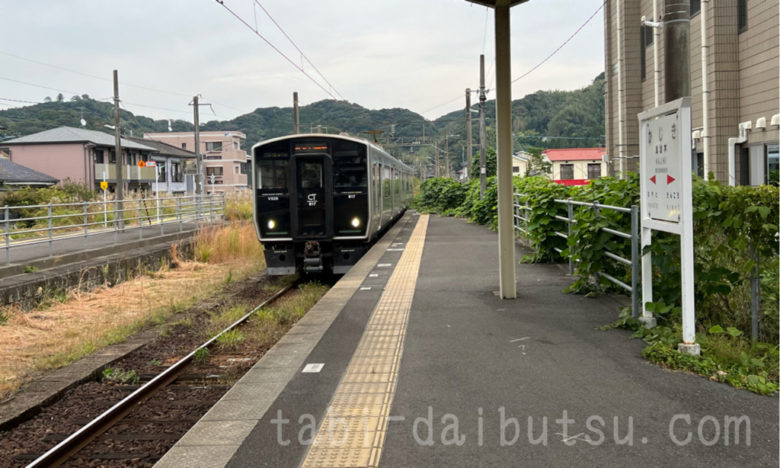 加治木駅に到着する普通列車