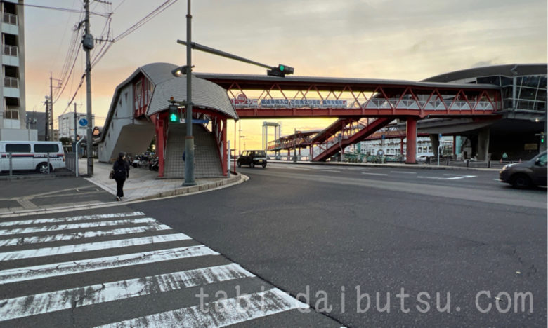 鹿児島港桜島フェリーターミナルへ続く歩道橋