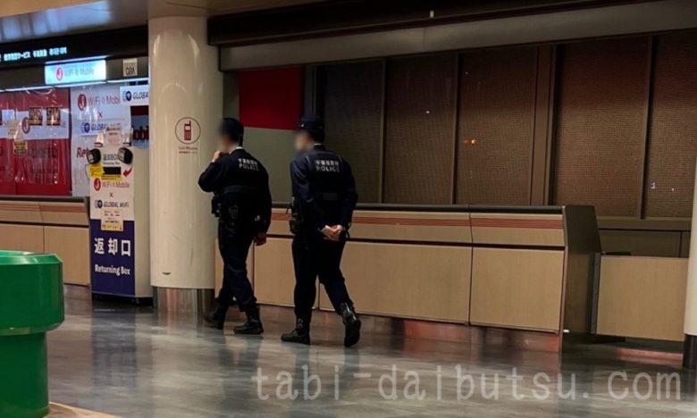 成田空港T1を警備中の警察官