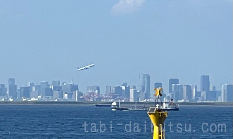 海ほたるから羽田空港の飛行機離陸